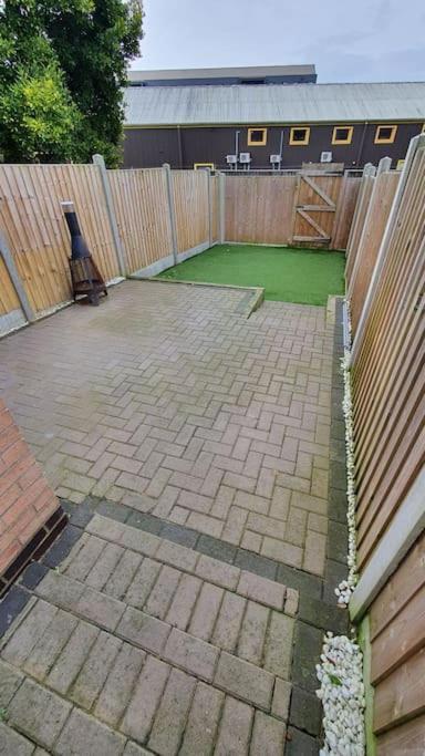 Contractors-City Centre-Parking-Sleeps 9 -Smart Tv, 2 Bathrooms! Coventry Eksteriør bilde