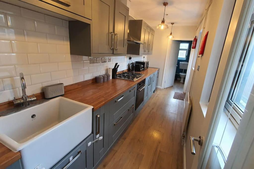 Contractors-City Centre-Parking-Sleeps 9 -Smart Tv, 2 Bathrooms! Coventry Eksteriør bilde
