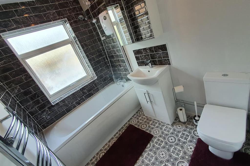 Contractors-City Centre-Parking-Sleeps 9 -Smart Tv, 2 Bathrooms! Coventry Eksteriør bilde